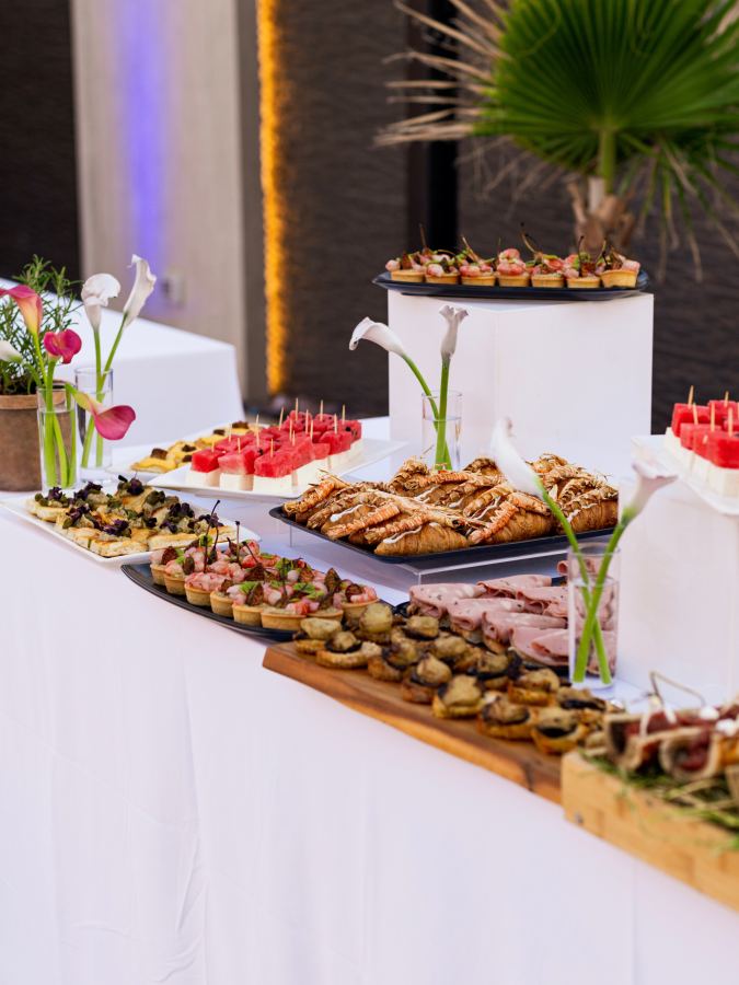 Video promovuese eventi — në një hotel ose restorant në Shqipëri.