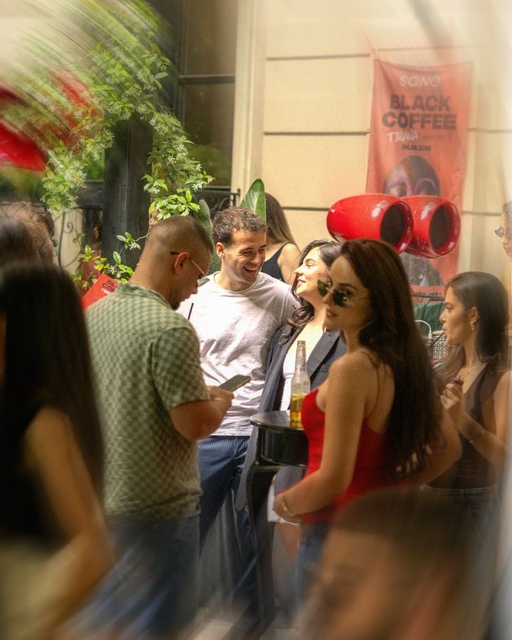 Fotografi profesionale eventi korporativ — në një hotel ose restorant në Shqipëri.