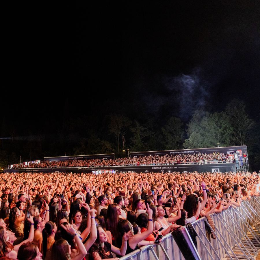 Xhirim me dron i eventit — nga një festë ose koncert në Shqipëri.